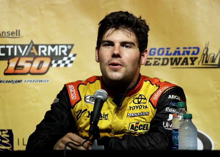 John Wes Townley á blaðamannafundi eftir NASCAR-keppni árið 2014.