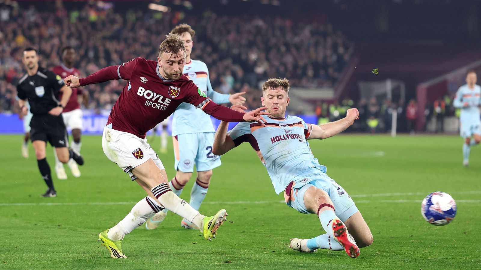 West Ham á­fram eftir spennu­trylli og sigur í víta­spyrnu­keppni