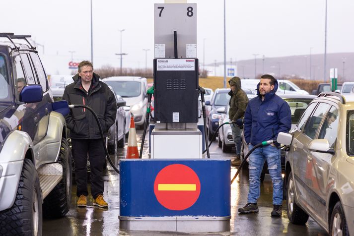 Bensínstöðvar hafa fyllt tanka sína af nýju umhverfisvænna bensíni sem kallast E10. Allir bensínknúnir bílar framleiddir eftir árið 2011 geta notað nýju blönduna og flest eldri ökutæki líka. Bílar framleiddir fyrir árið 2003 gætu hins vegar þurft að skipta yfir í annars konar bensín.