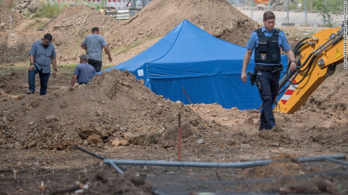 Búið er að setja blátt tjald yfir sprengjuna.