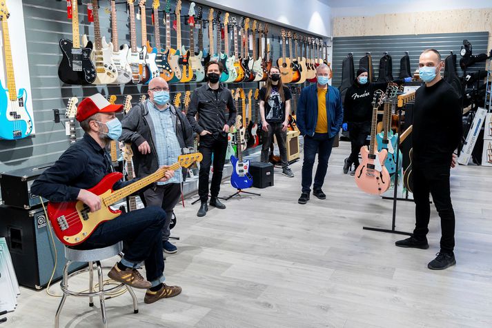 Starfsfólk Hljóðfærahússins í Reykjavík, fv.: Guðni Finnsson, Jón Kjartan Ingólfsson, Örn Eldjárn, Hörður Jónsson, Arnar Freyr Gunnarsson, Þórbergur Skagfjörð Ólafsson og Arnar Þór Gíslason framkvæmdastjóri.