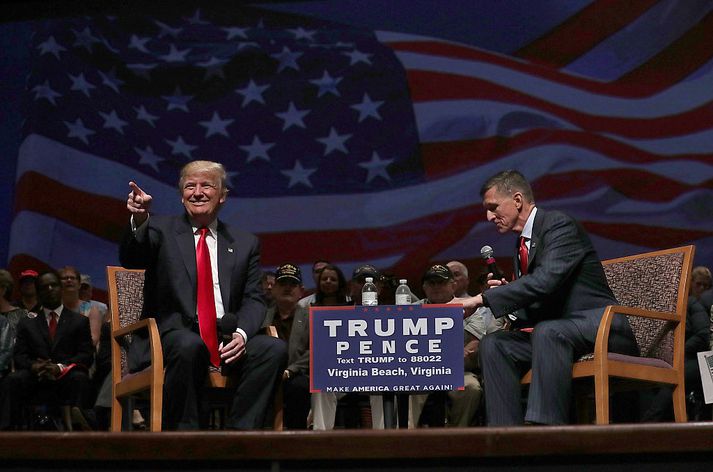 Donald Trump, ásamt Michael Flynn, á kosningafundi fyrir kosningarnar árið 2016.