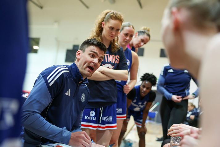 Hörður Axel ræðir hér við sína leikmenn í leiknum gegn KR í gær.