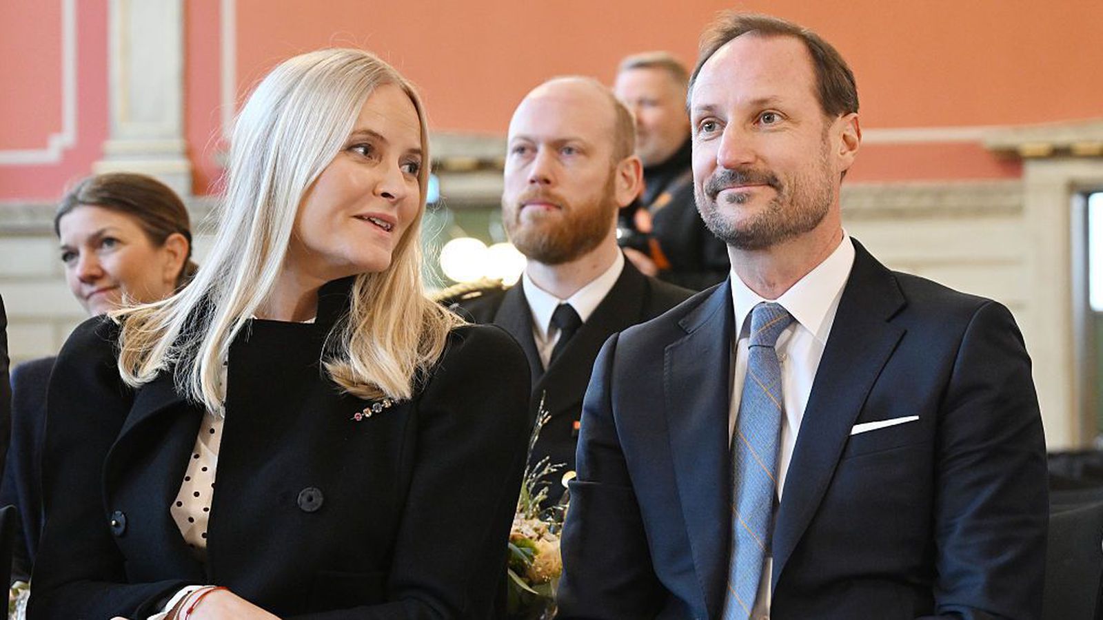 Mette-Marit biðst af­sökunar á tengslum sínum við Epstein