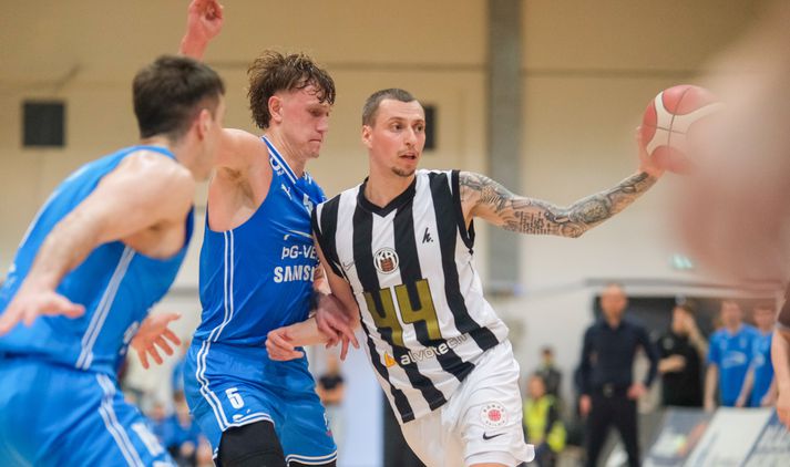 Hilmar Smári Henningsson og Linards Jauzems í baráttu í leiknum í kvöld. 