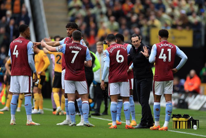 Unai Emery, knattspyrnustjóri Aston Villa ræðir við leikmenn sína í leik dagsins