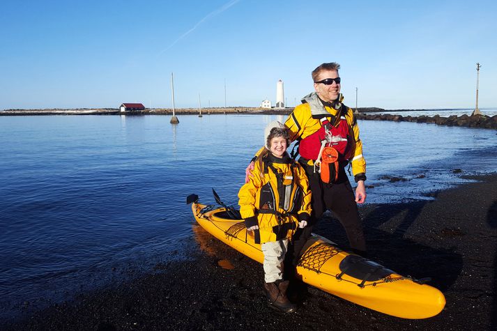 Bjargvætturinn Guðmundur Breiðdal, kemur hér með Grímu Valsdóttur, eða apann Herra Níels, í land.