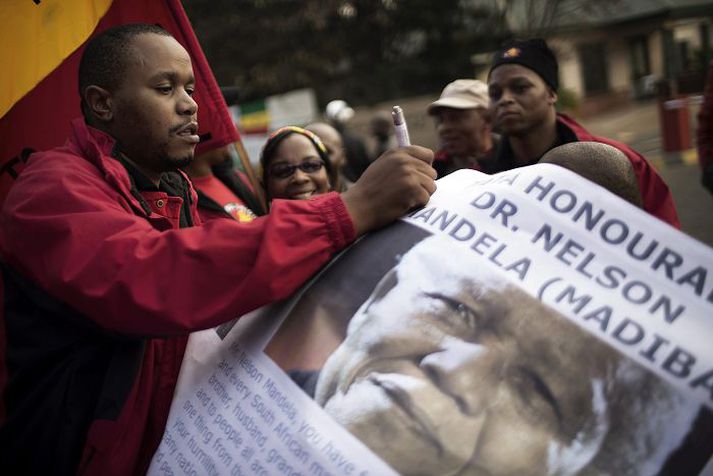 Fjöldi fólks hefur lagt leið sína að  sjúkrahúsinu í Pretoríu þar sem Nelson Mandela liggur undanfarna daga og vikur til að votta Mandela virðingu sína.