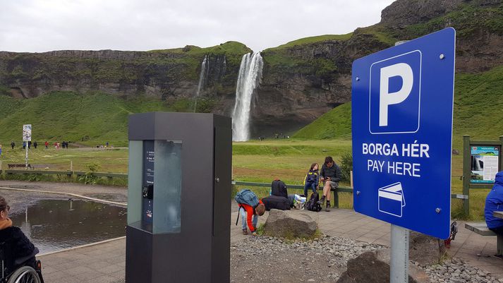 Gjaldtaka hófst á föstudag við bílastæðin við Seljalandsfoss.