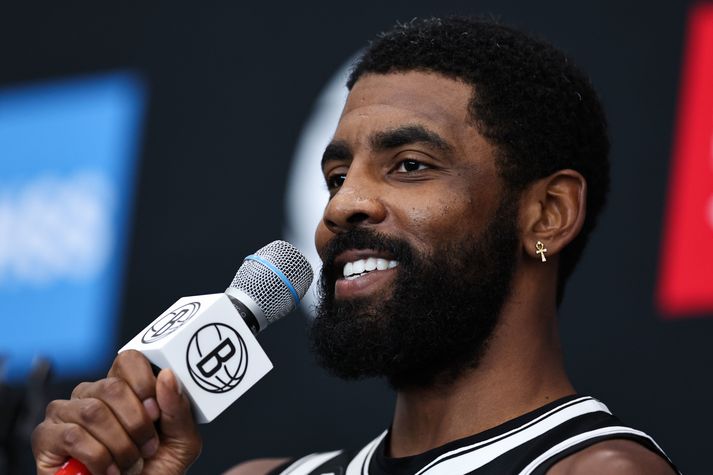 Kyrie Irving bindur ekki bagga sína sömu hnútum og samferðamennirnir.