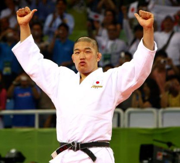 Satoshi Ishii fagnar sigrinum.