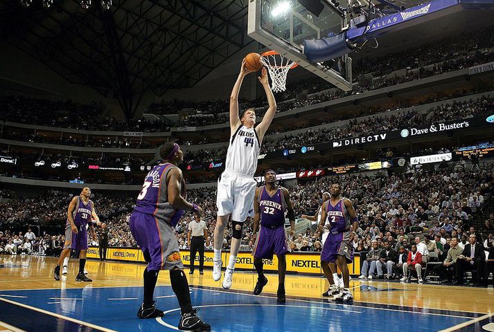 Shawn Bradley er í miklum metum hjá Dallas Mavericks en hann lagði skóna á hilluna fyrir 16 árum.