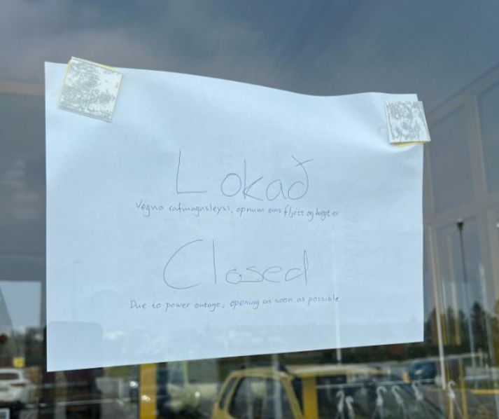Þennan miða má sjá í glugga verslunar Bónuss við Nýbýlaveg.