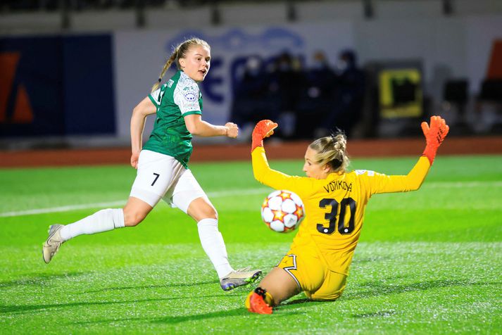 Agla María Albertsdóttir í besta færi Breiðabliks í leiknum gegn Paris Saint-Germain fyrir viku.