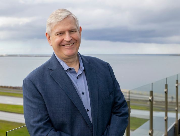 Brian Deck, sem hefur verið forstjóri bandaríska fyrirtækisins JBT frá árslokum 2020, segir í einkaviðtali við Innherja að hann telji að allir sjái ávinning þess að sameina JBT og Marel. „Stjórn og stjórnendur Marels unnu hörðum höndum að fá hátt verð fyrir hlutabréfin. Við teljum að tilboðið sé gott.“
