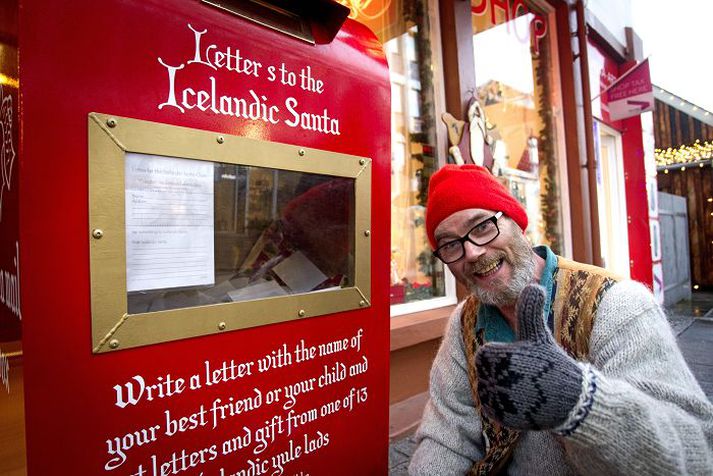 Póstkassarnir standa við Litlu jólabúðina á Laugavegi, við Viking Shop í göngugötunni á Akureyri og við Rammagerðina í Flugstöð Leifs Eiríkssonar.