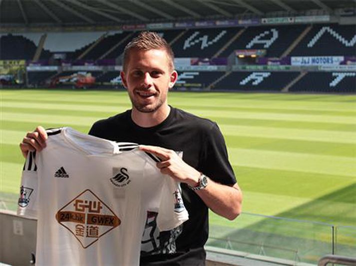 Gylfi Þór með búning Swansea á Liberty-vellinum í dag.