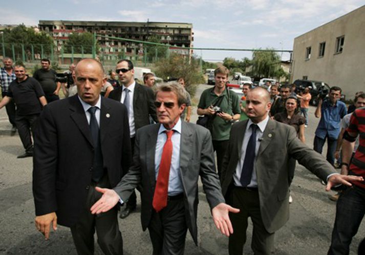 Bernarnd Kouchner, utanríkisráðherra Frakklands, er hér á ferð í Gori í Georgíu í dag en hann var sendur á ásamt finnskum starfsbróður sínum til þess að miðla málum í deilunni.