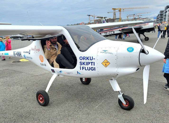 Einar Þorsteinsson, þá formaður borgarráðs, flaug í rafmagnsflugvélinni TF-KWH á flugsýningunni í fyrra.