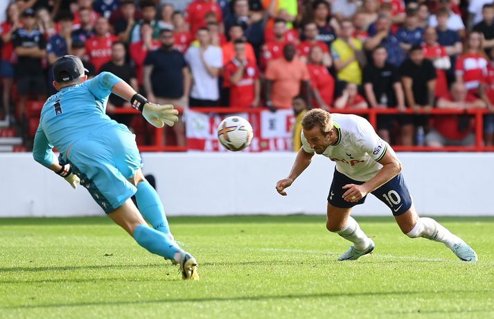 Harry Kane skallar boltann framhjá Dean Henderson og í netið í seinna marki Tottenham.