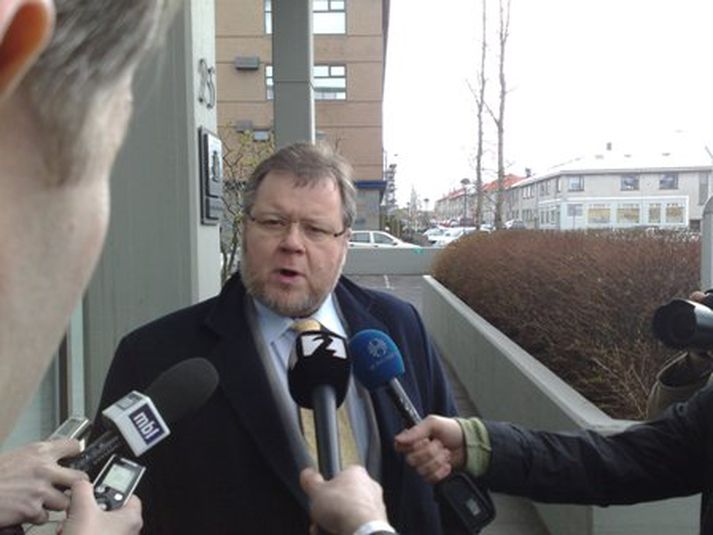 Össur Skarphéðinsson ræddi við blaðamenn á eftir fundi hans með fulltrúa sendiherra Breta. Mynd/ Anton.