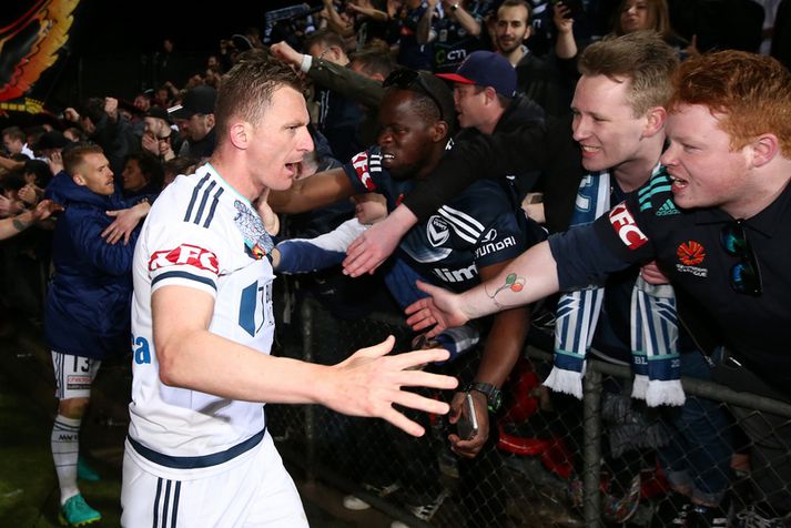 Besart Berisha fagnar með stuðningsmönnum Melbourne Victory.