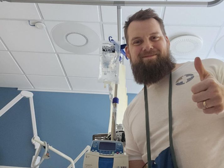 Kári Kristján var hress á spítalanum þrátt fyrir allt.