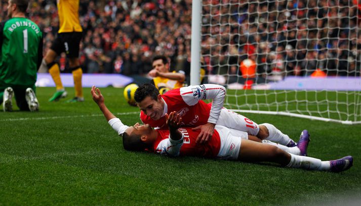 Robin Van Persie fagnar marki með Theo Walcott.