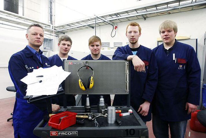 Aðalsteinn ásamt nemendum úr Borgarholtsskóla.
fréttablaðið/stefán