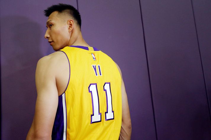 Yi Jianlian í Lakers treyju