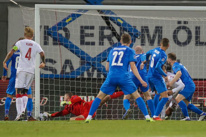 Hannes Þór Halldórsson nær ekki að bjarga fyrsta marknu að mati dómara leiksins.