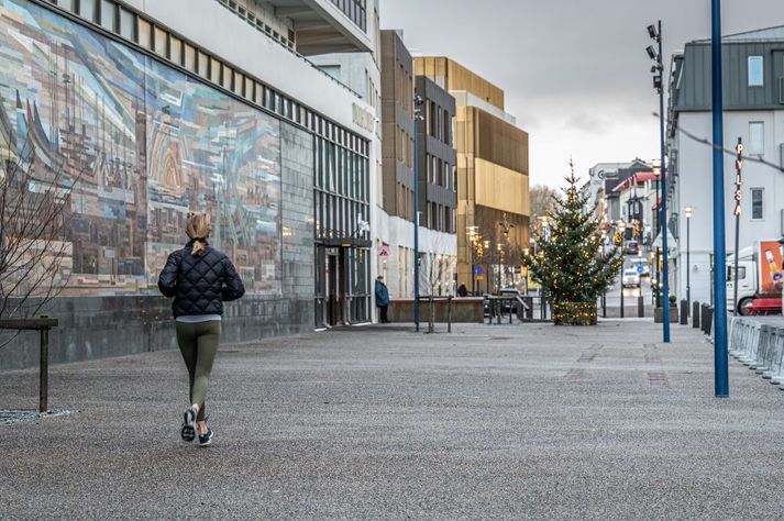 Hér má sjá útlit Tryggvagötu eins og hún er í dag Búið er að skreyta götuna með jólatrjám.