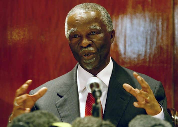 Thabo Mbeki á blaðamannfundi í Harare í fyrradag.