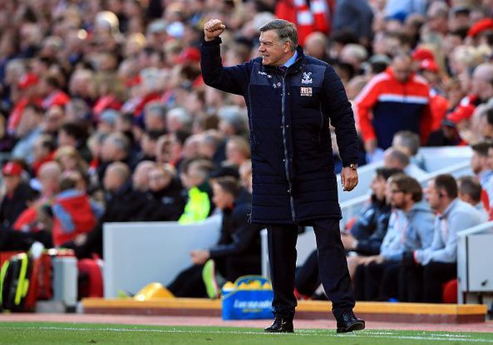 Stóri Sam fagnar sigrinum á Anfield fyrir rúmum þremur árum.