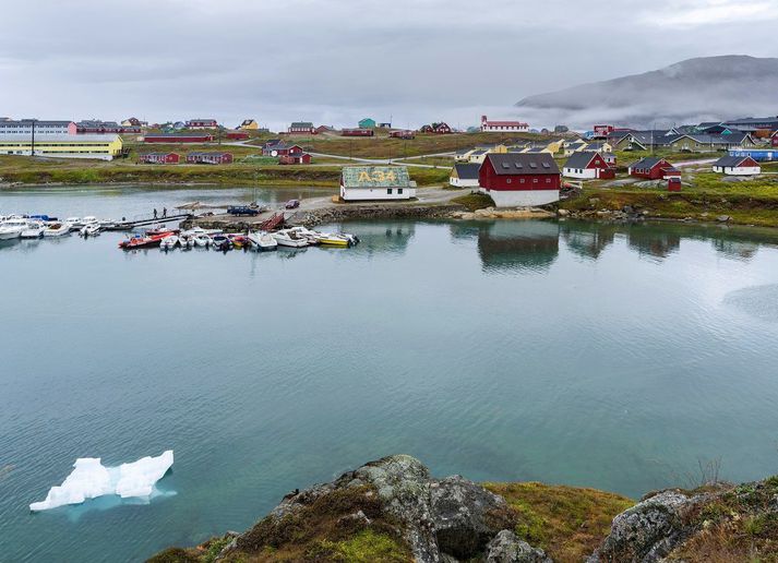 Báðar námurnar yrðu ekki langt frá bænum Narsaq.