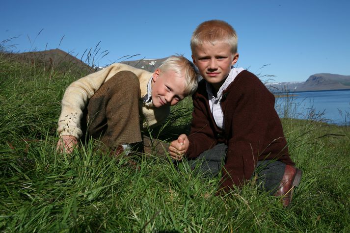 Synir Ingvars í hlutverkum sínum