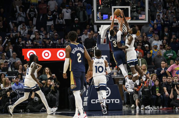 Minnesota Timberwolves og Los Angeles Lakers mætast í umspilinu.