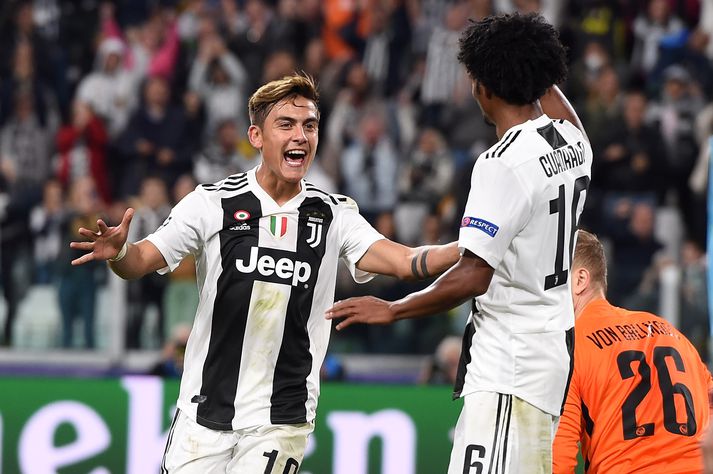 Dybala fagnar marki með Cuadrado.