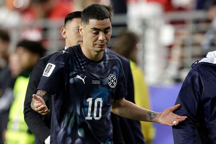 Miguel Almiron fórnaði höndum eftir rauða spjaldið en hefði átt að vita betur en að hylja munn sinn.