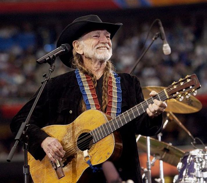 Willie Nelson Var handtekinn fyrir skömmu eftir að nokkuð magn af maríjúana og ofskynjunarsveppum fannst í rútu sveitasöngvarans.