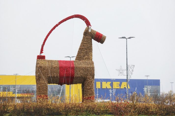 IKEA-geitin, guðdómleg á að líta á stöpli sínum eins og venjulega.