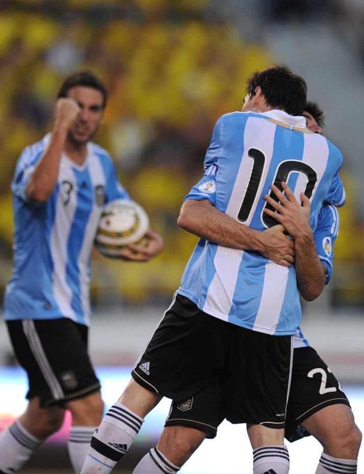 Argentínumenn fagna marki Messi í kvöld.
