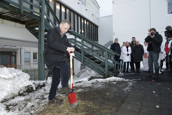 Páll Magnússon, forstjóri Landspítalans, tók fyrstu skóflustunguna að húsi jáeindaskannans í janúar 2016.