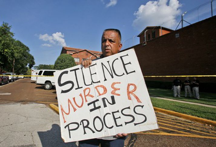 Mótmælandi fyrir utan fangelsið í gær.