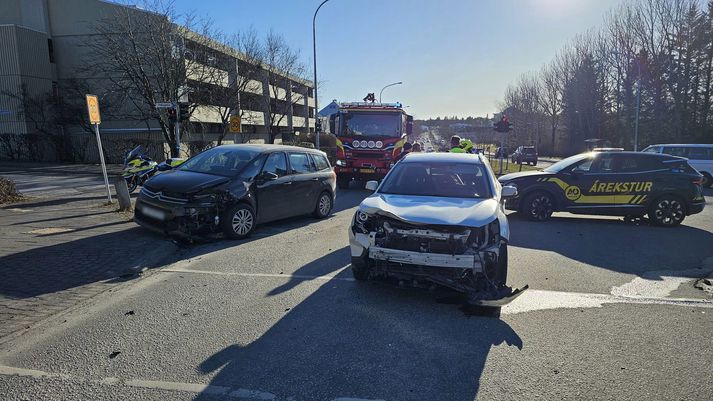 Bílarnir tveir eru nokkuð illa farnir eftir áreksturinn.