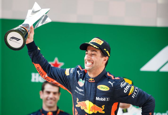 Ástralski ökuþórinn Daniel Ricciardo fagnar sigrinum í dag.
