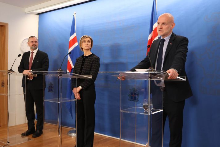 Fjármálaráðherra, forsætisráðherra og innviðaráðherra á blaðamannafundi þar sem samgönguáætlun var kynnt.