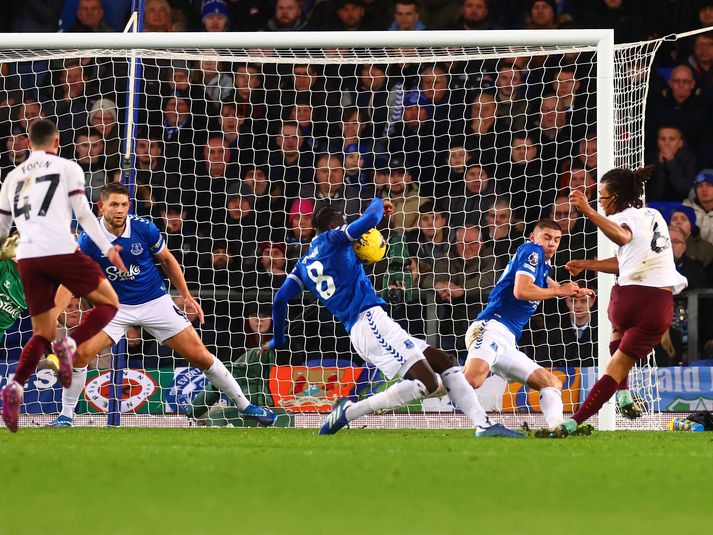 Atvikið þegar Onana fær boltann í höndina í leik Everton og Manchester City í gær.