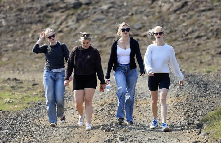Ljósmyndari Vísis er á Reykjanesi og tók myndir af fólki sem var að leggja af stað á gossvæðið sem opnaði í dag. Hjördís hjá Almannavörnum segir mikilvægt að klæða sig vel og vera í góðum skóm. 