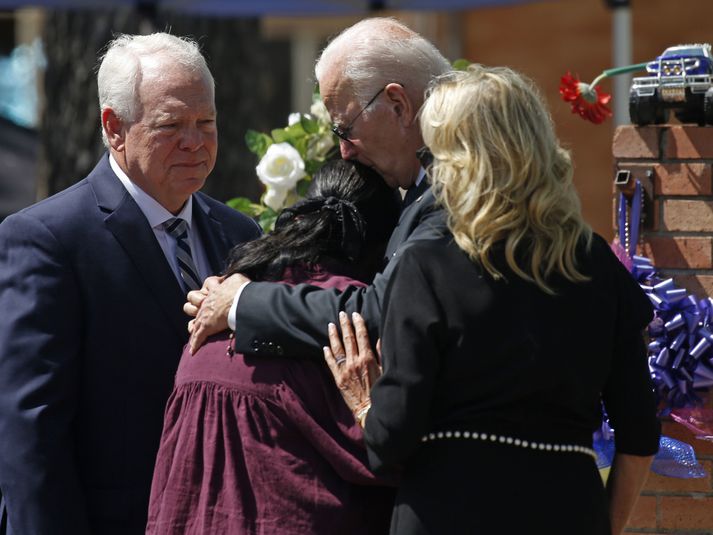 Joe Biden huggaði Mandy Gutierrez, skólastjóra Robb grunnskólans, þegar hann heimsótti Uvalde í dag.